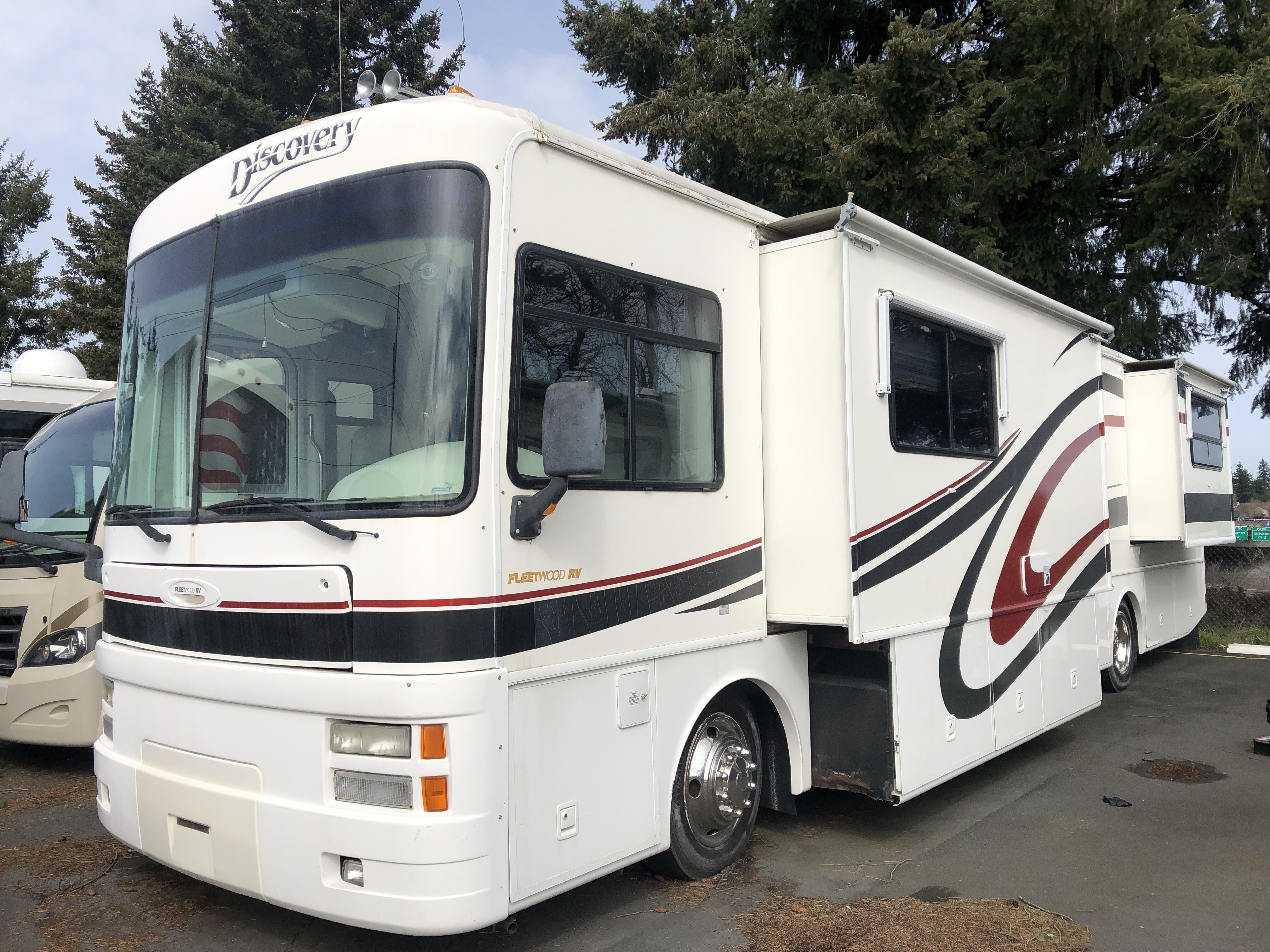 2001 Fleetwood Discovery 38D Diesel Pusher For Sale in Vancouver, WA