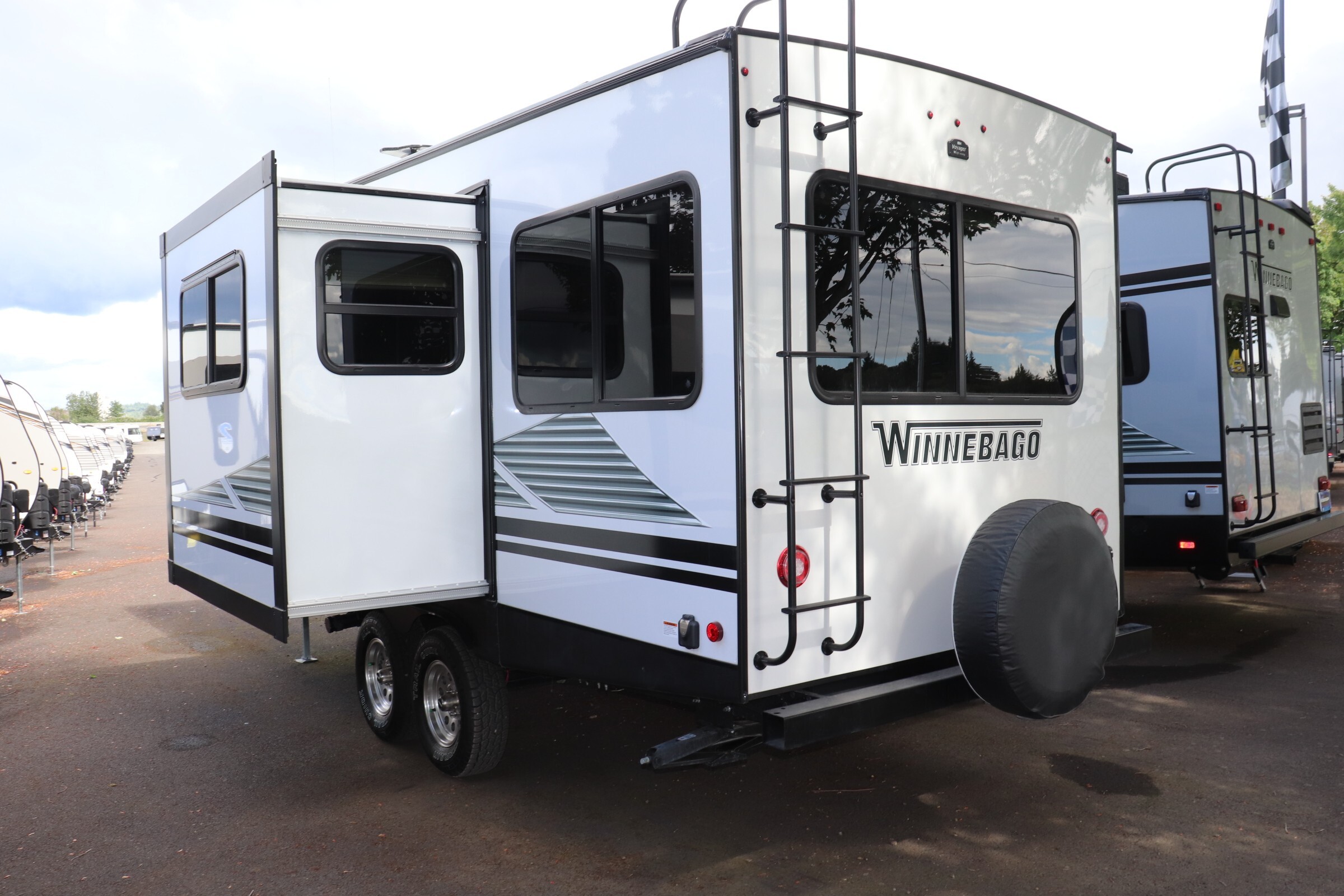 2020 Winnebago Micro Minnie Fifth Wheel 2405RL For Sale in Salem, OR