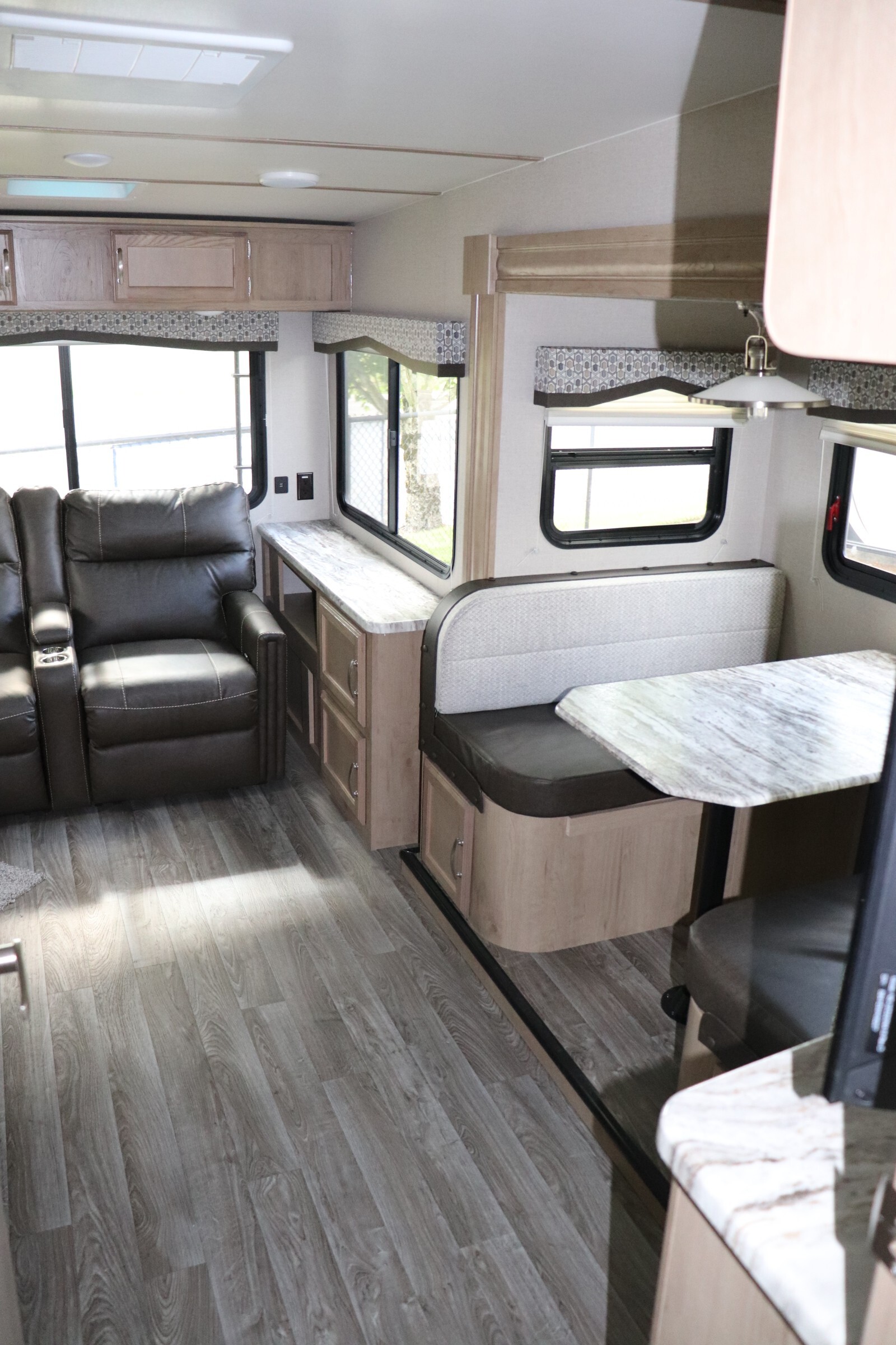 2020 Winnebago Micro Minnie Fifth Wheel 2405RL For Sale in Salem, OR
