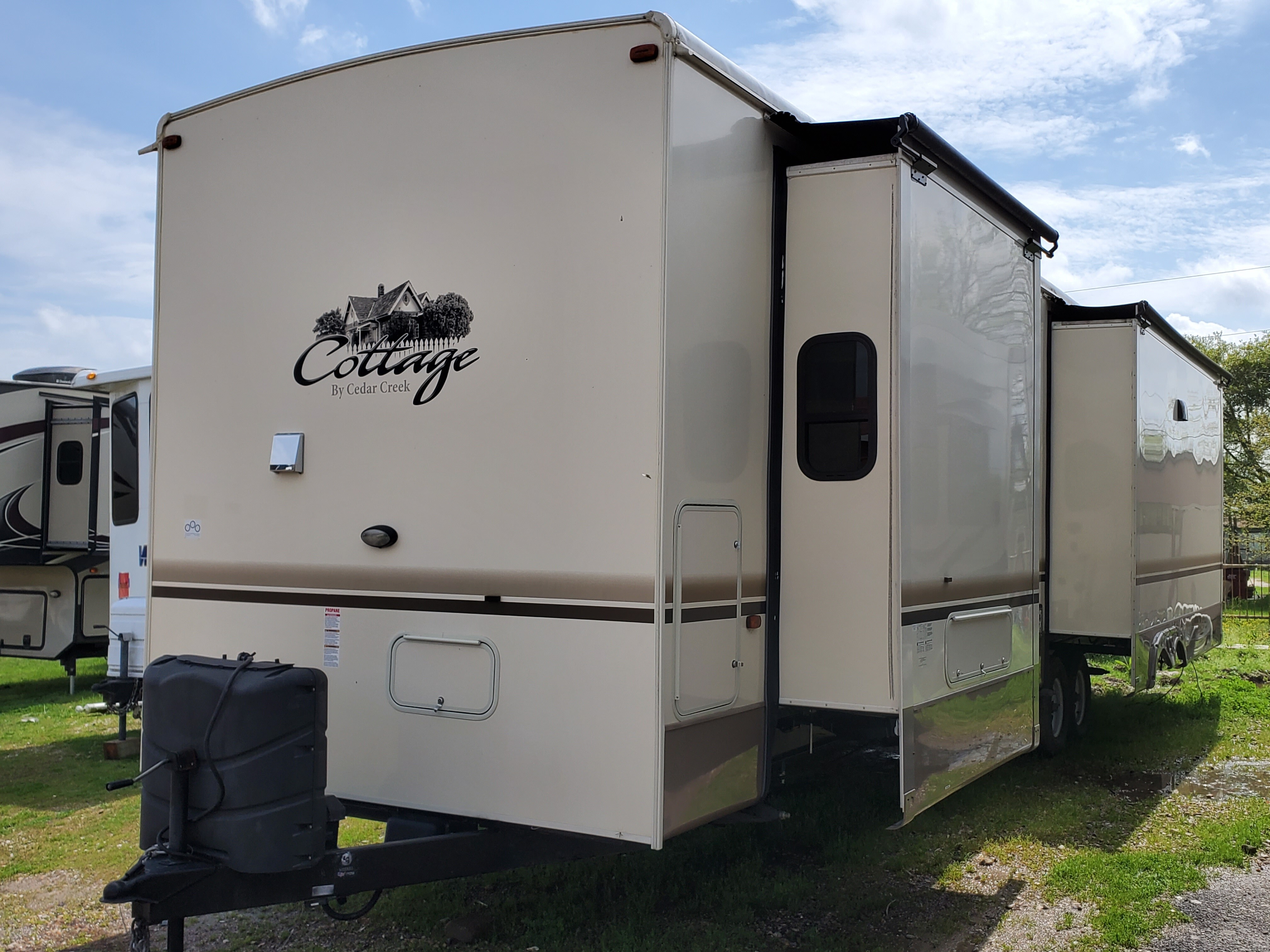 2017 Forest River Cedar Creek Cottage 40CRS For Sale in Quinlan, TX