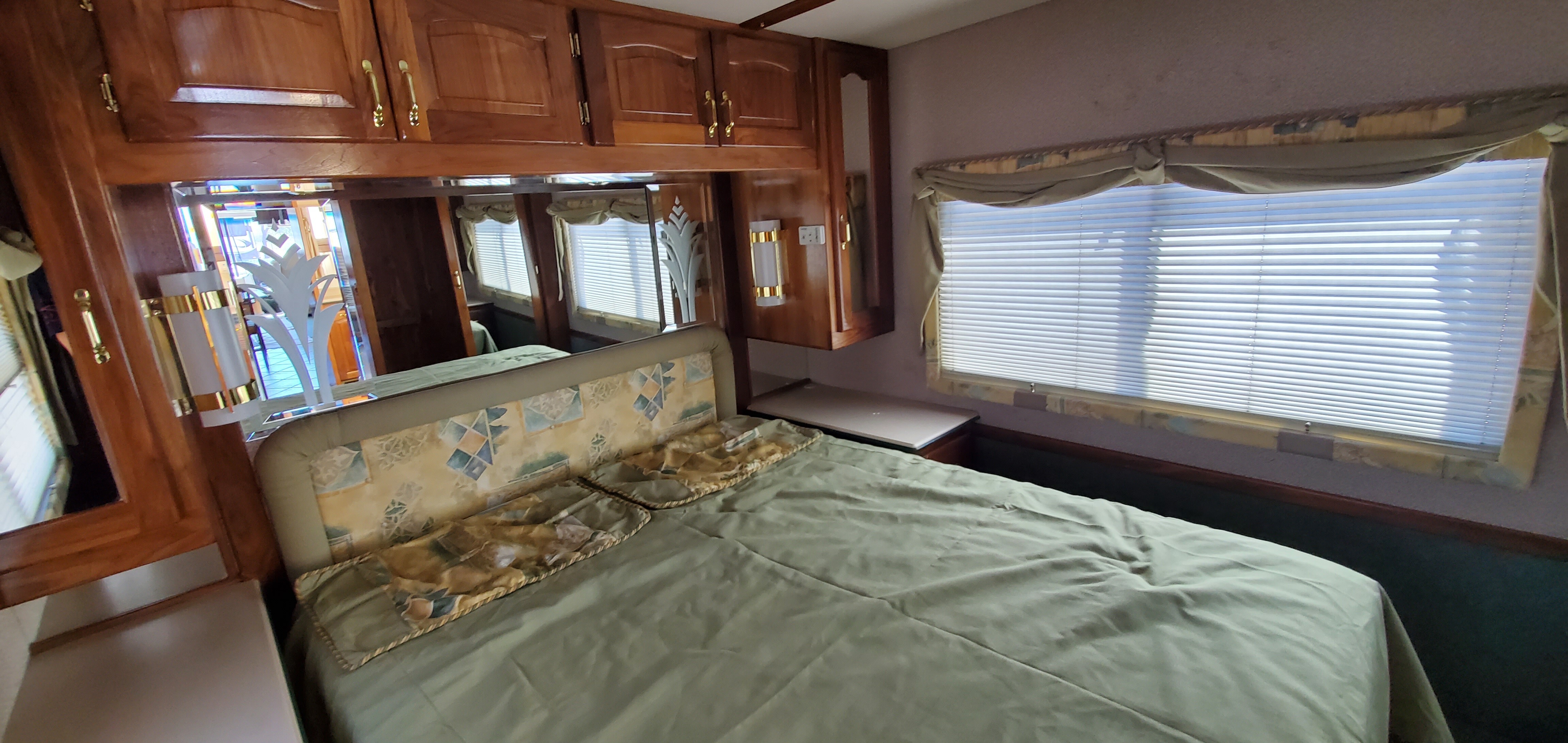 1999 Beaver Motor Coaches Patriot Thunder 425 For Sale in Saint