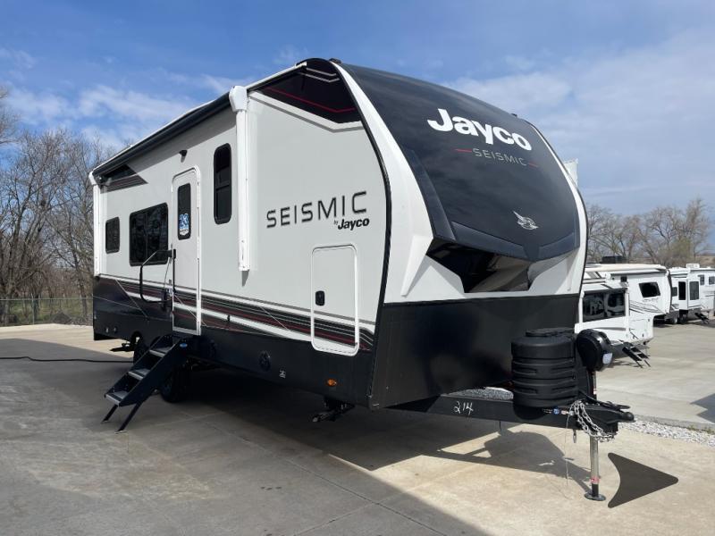 B×2 Jayco Seismic 3914 Toy Haulers 5th Wheel RV Reviews on RV Insider